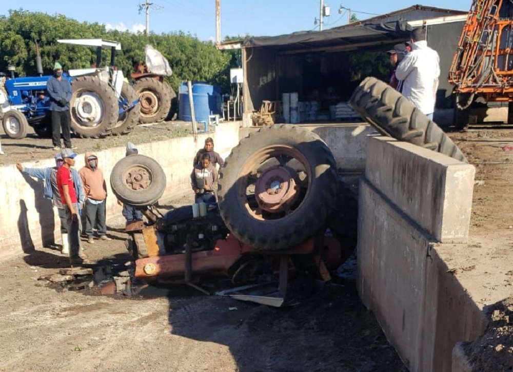 Muere trabajador agrícola al caerle encima un tractor, en Angostura