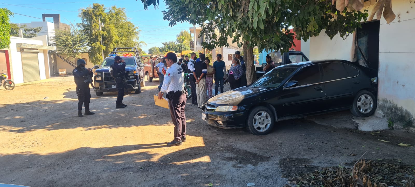 Automovilista se mete con todo y unidad a un domicilio en La Cruz de Elota; menor resulta herido