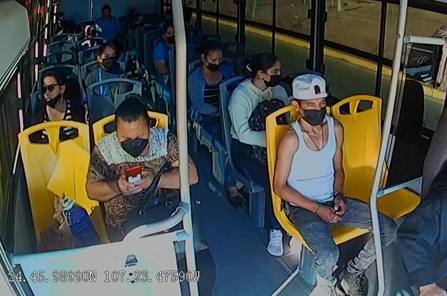 Video | Abuso: Sujeto arrebata teléfono celular a una señora en camión urbano, en Culiacán