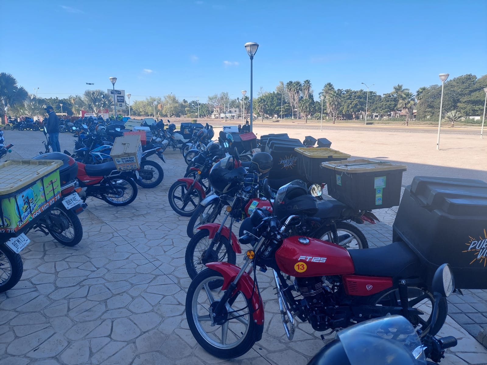 Las motocicletas no van estacionadas en banquetas, serán multadas hasta que entiendan: Tránsito
