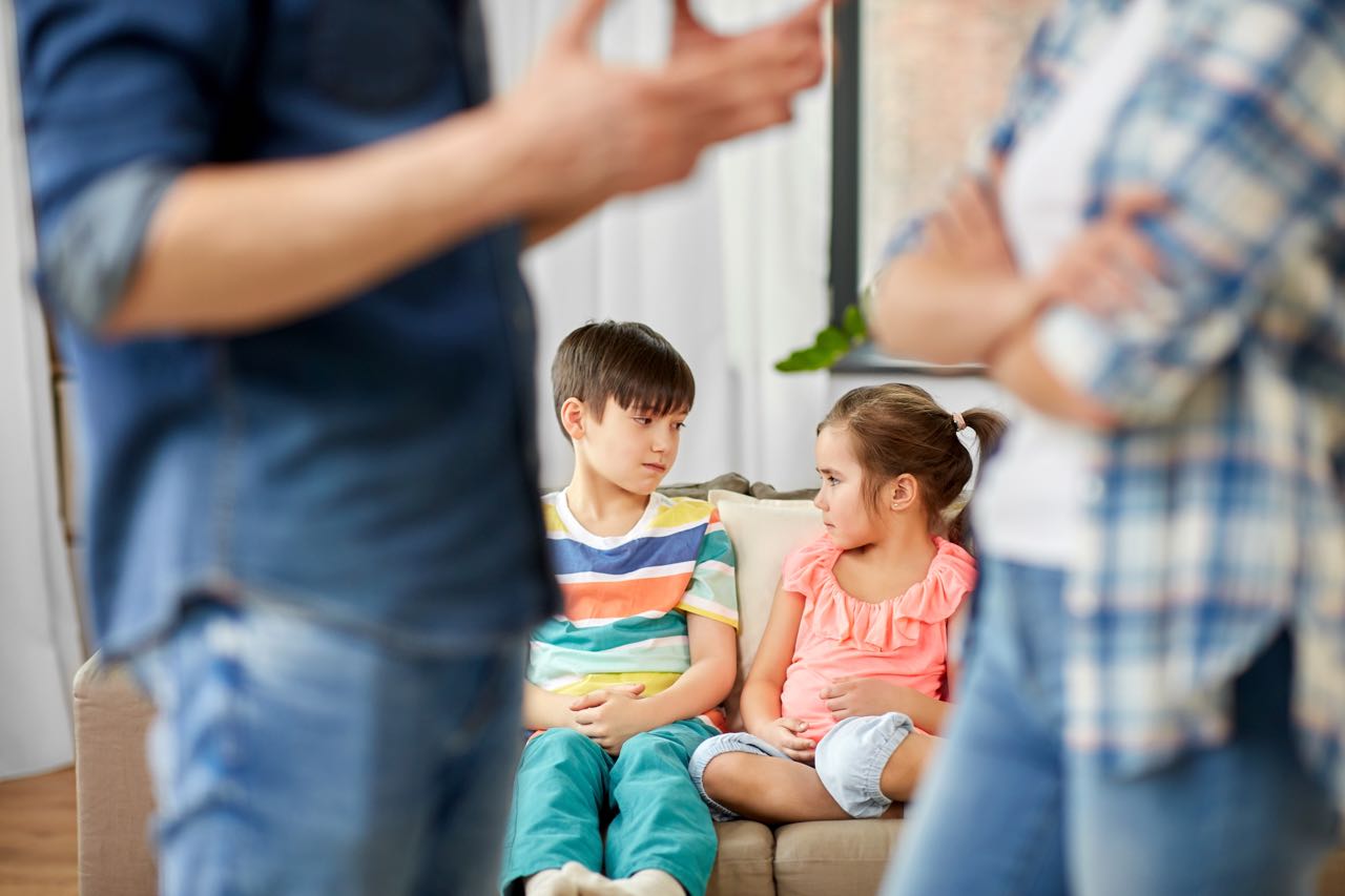 Mamás no tendrían custodia automática de hijos menores de 7 años en caso de divorcio, aprueban diputados