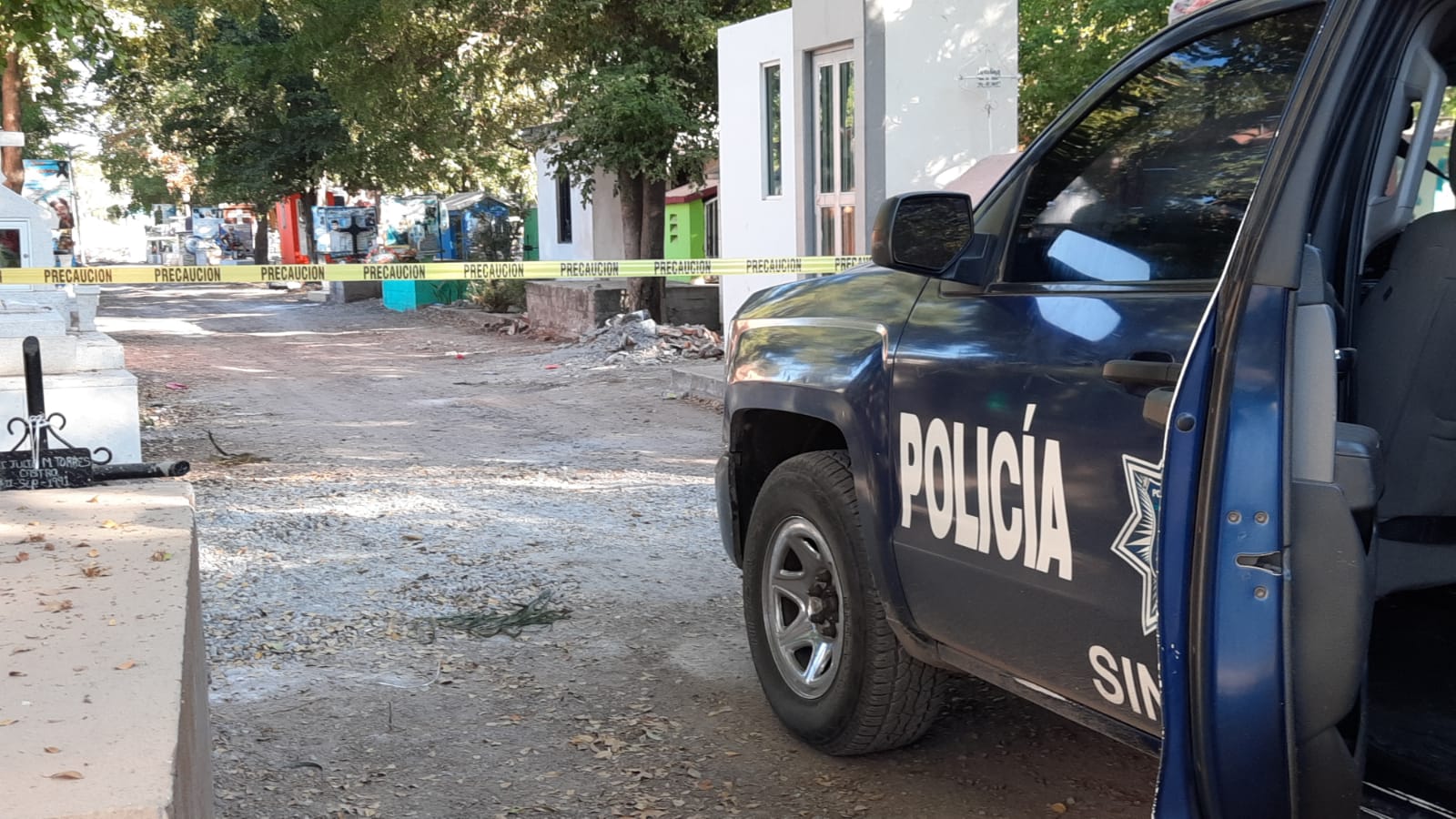 Ejecutado a balazos y con un mensaje en la espalda localizan a un hombre en panteón de Culiacán