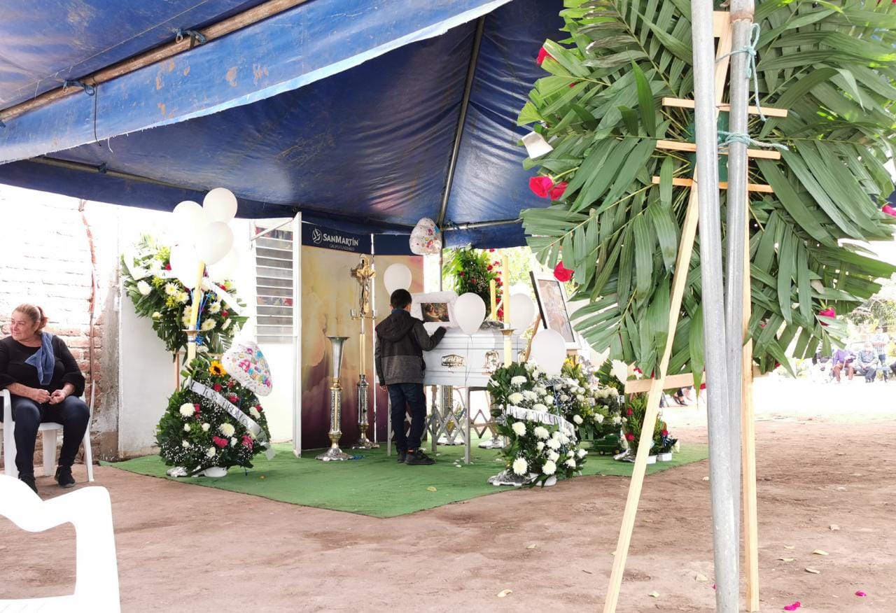 Globos blancos, veladoras y arreglos florales preparan el camino de Carlitos hacia el cielo