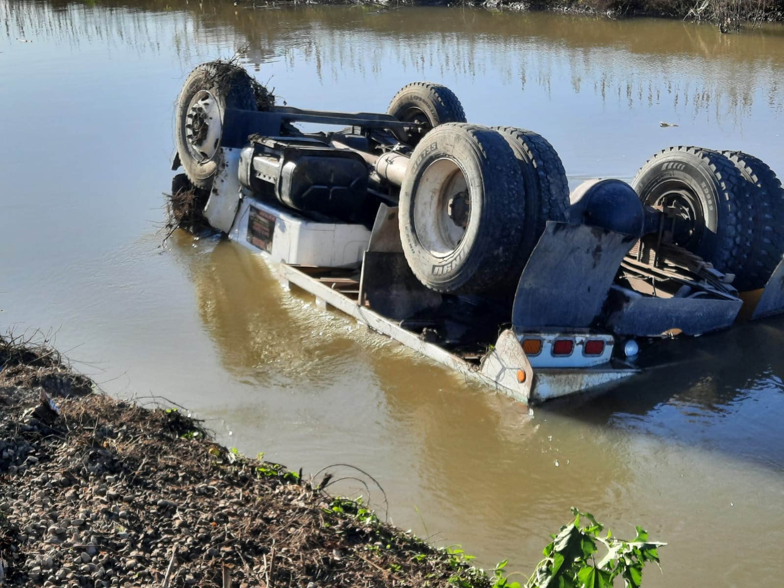 Aparatoso accidente termina con una góndola volcada dentro el Canal 7, en Culiacán