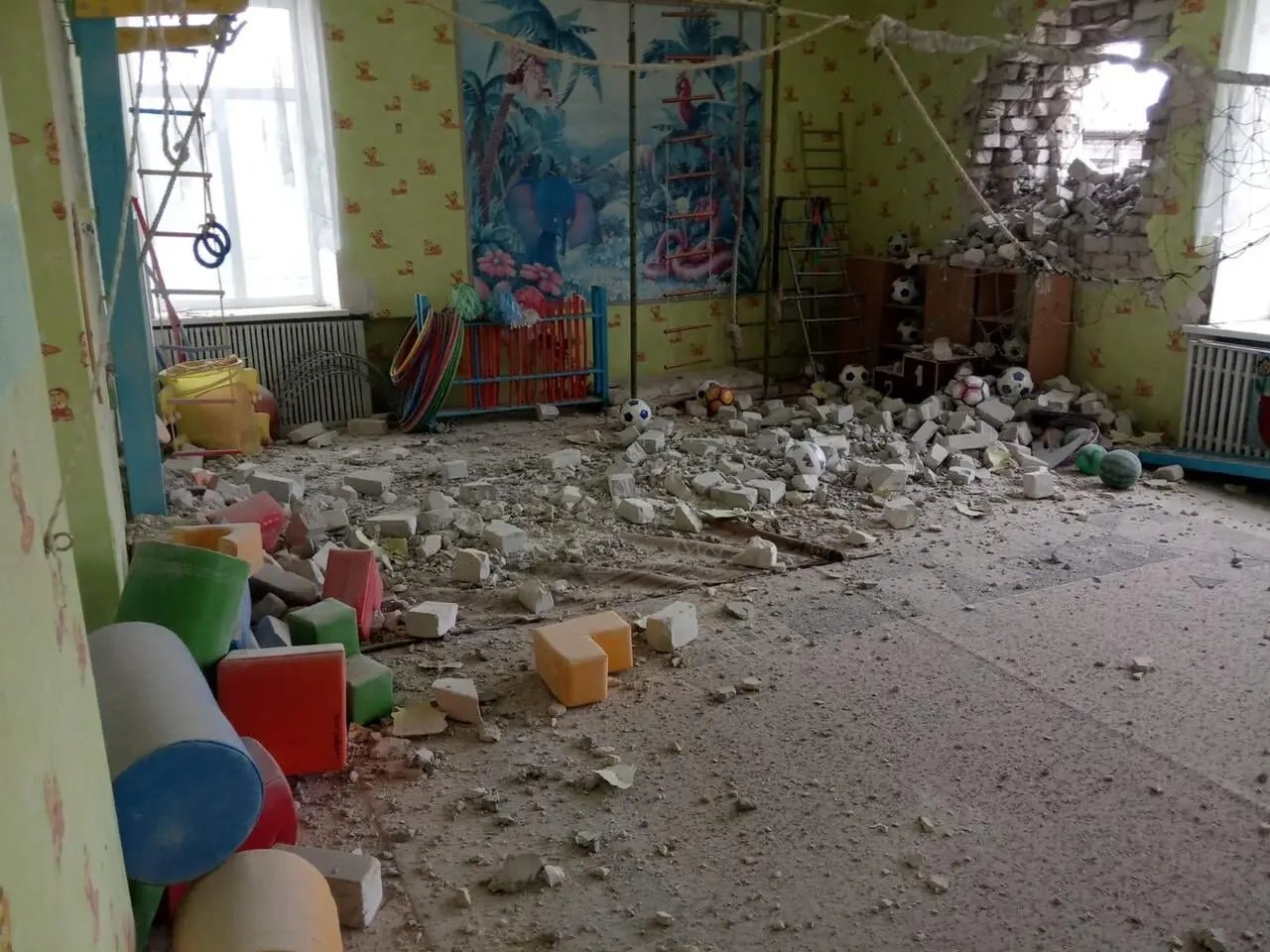 Proyectil impacta en guardería de Ucrania cuando “los niños estaban desayunando”; reportan bombardeos