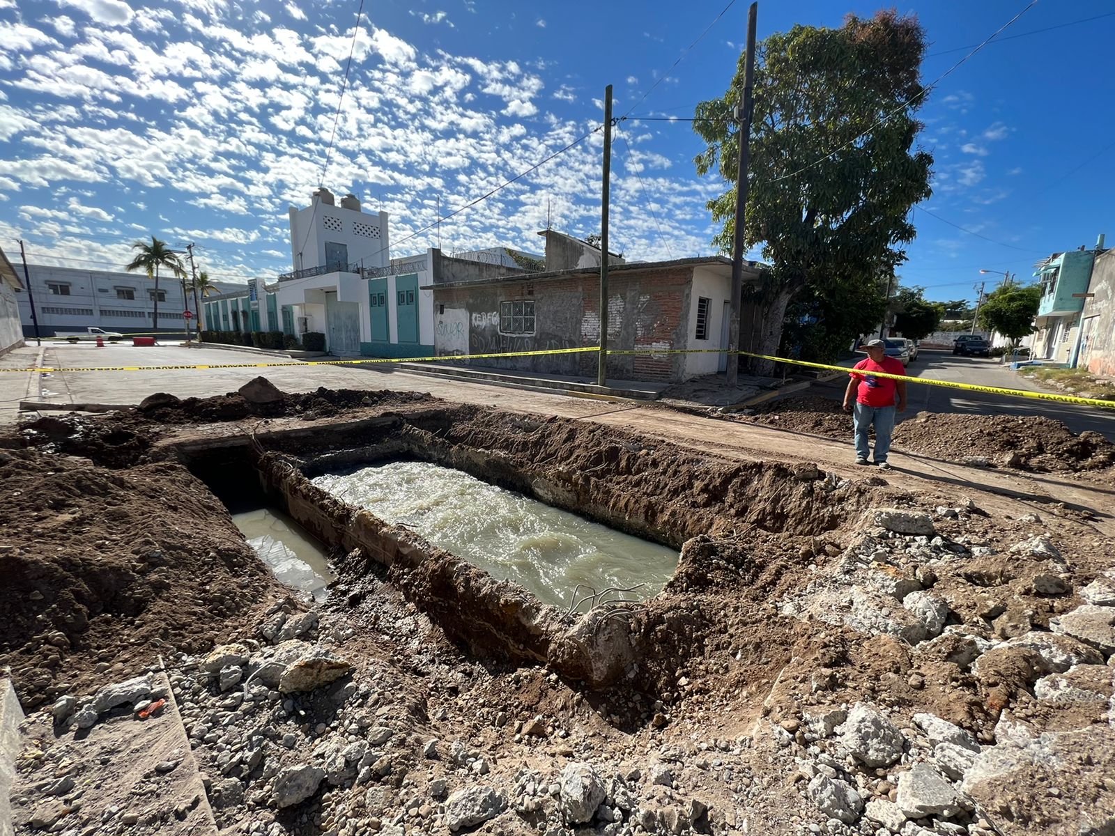Surge otro socavón en Mazatlán, ahora por la Náutica Mercante, habrá cierre temporal de vialidad