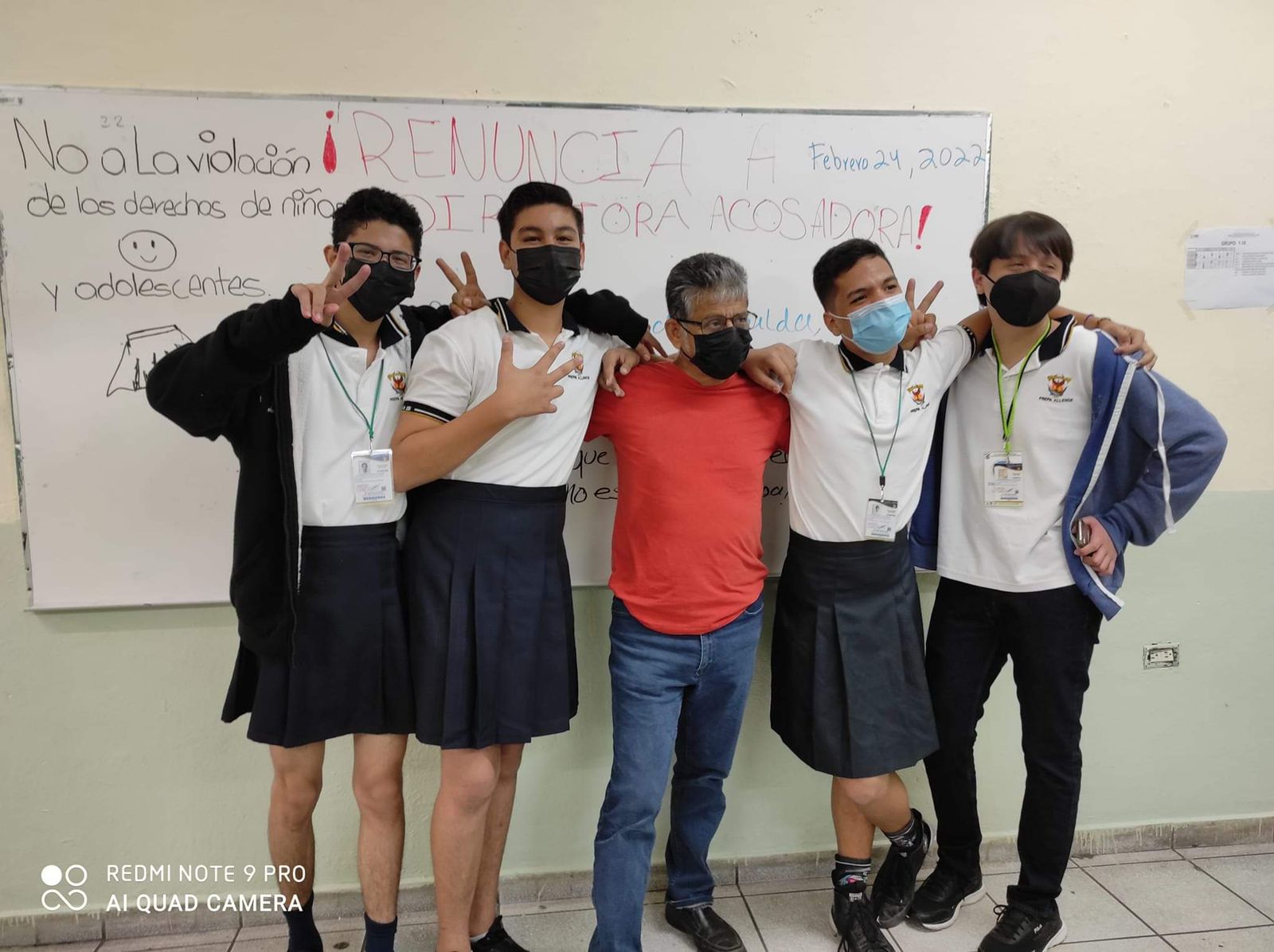 En la prepa Sandino, alumnos se ponen falda en solidaridad hacia sus compañeras