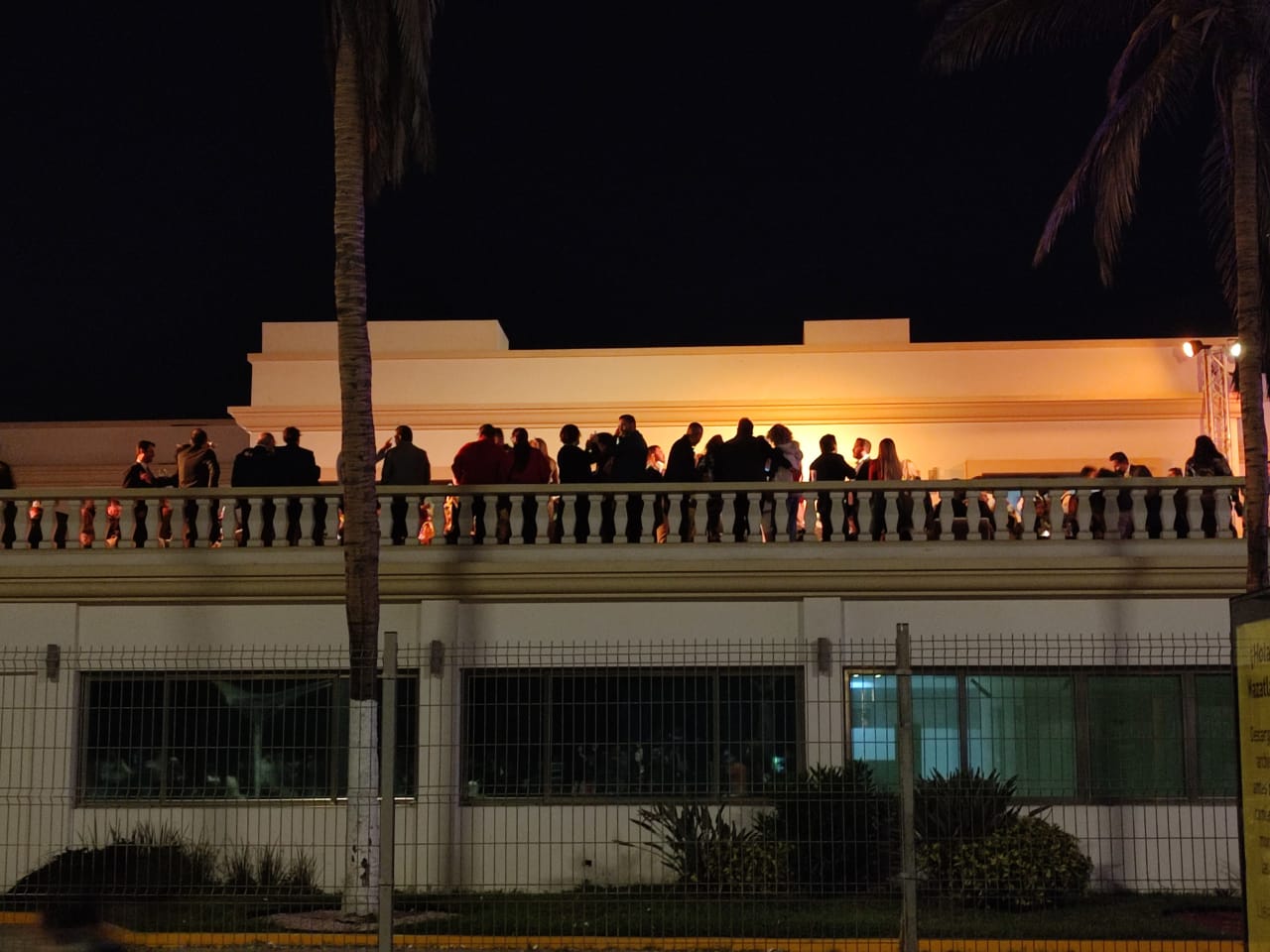 Entre bebida y cena de lujo, autoridades se apartan para ver el Combate Naval