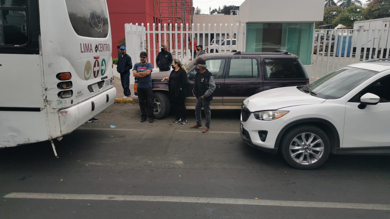 Iban en un cortejo fúnebre, chocan contra camión urbano y se arma un ‘zafarrancho’ en Culiacán