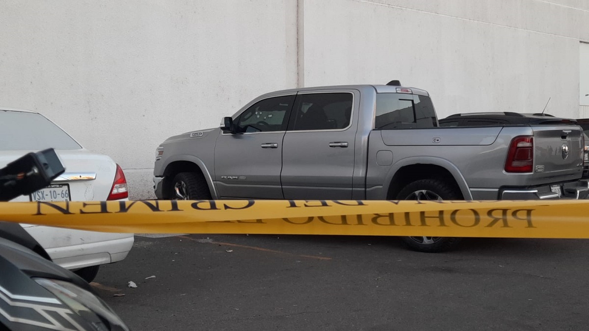 Ejecutan a sujeto en estacionamiento de plaza comercial en el Tres Ríos, en Culiacán