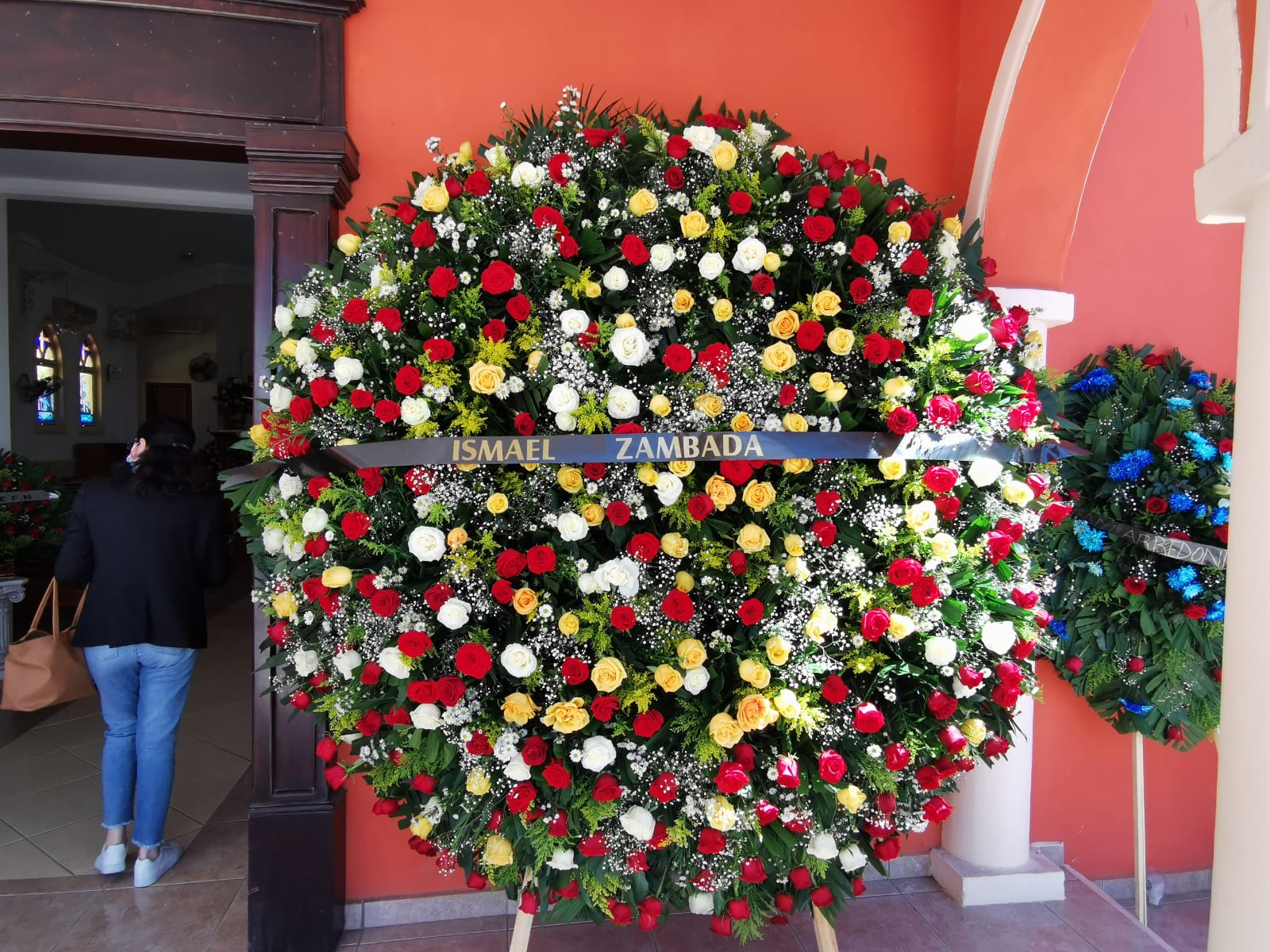 Envía Ismael ‘El Mayo’ Zambada corona de rosas al ‘Padre Chilo’, velado en Navolato