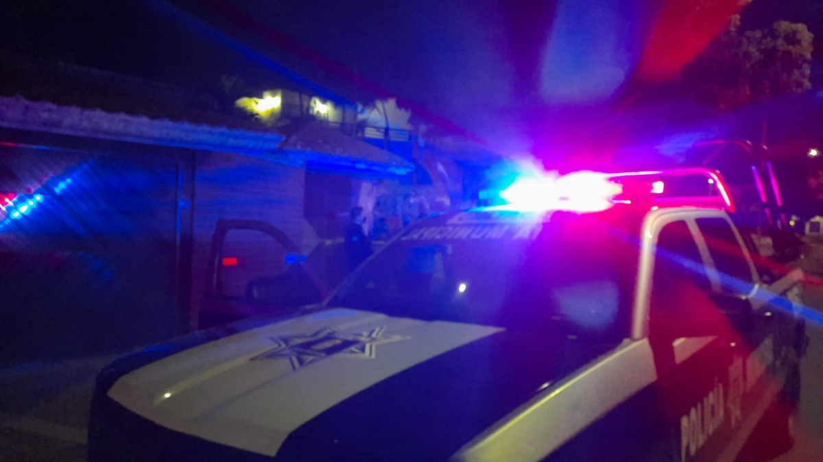 Camioneta se pasa el alto y choca con un taxi; el saldo es de seis personas muertas en Guanajuato