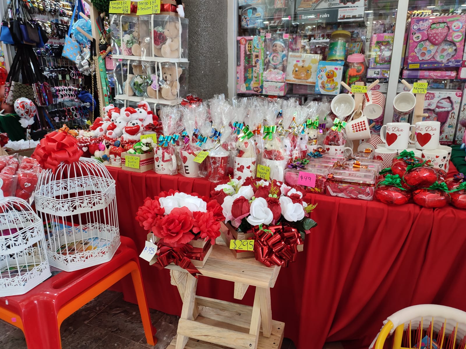 En San Valentín, el sinaloense demuestra que ‘quiere y puede’ con flores y hasta automóviles: Empresarios