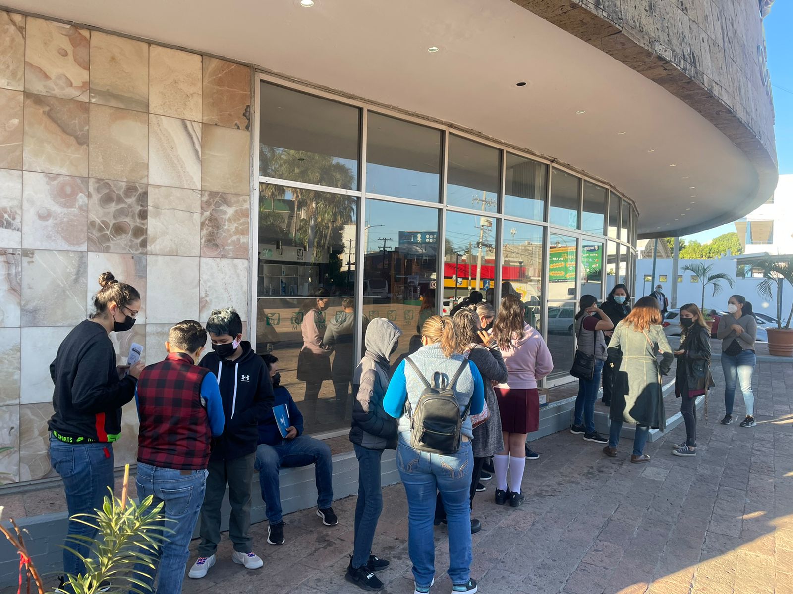 “Vacúnese, yo sentía que me desmayaba”; madrugan menores con comorbilidades a vacunarse contra el COVID-19