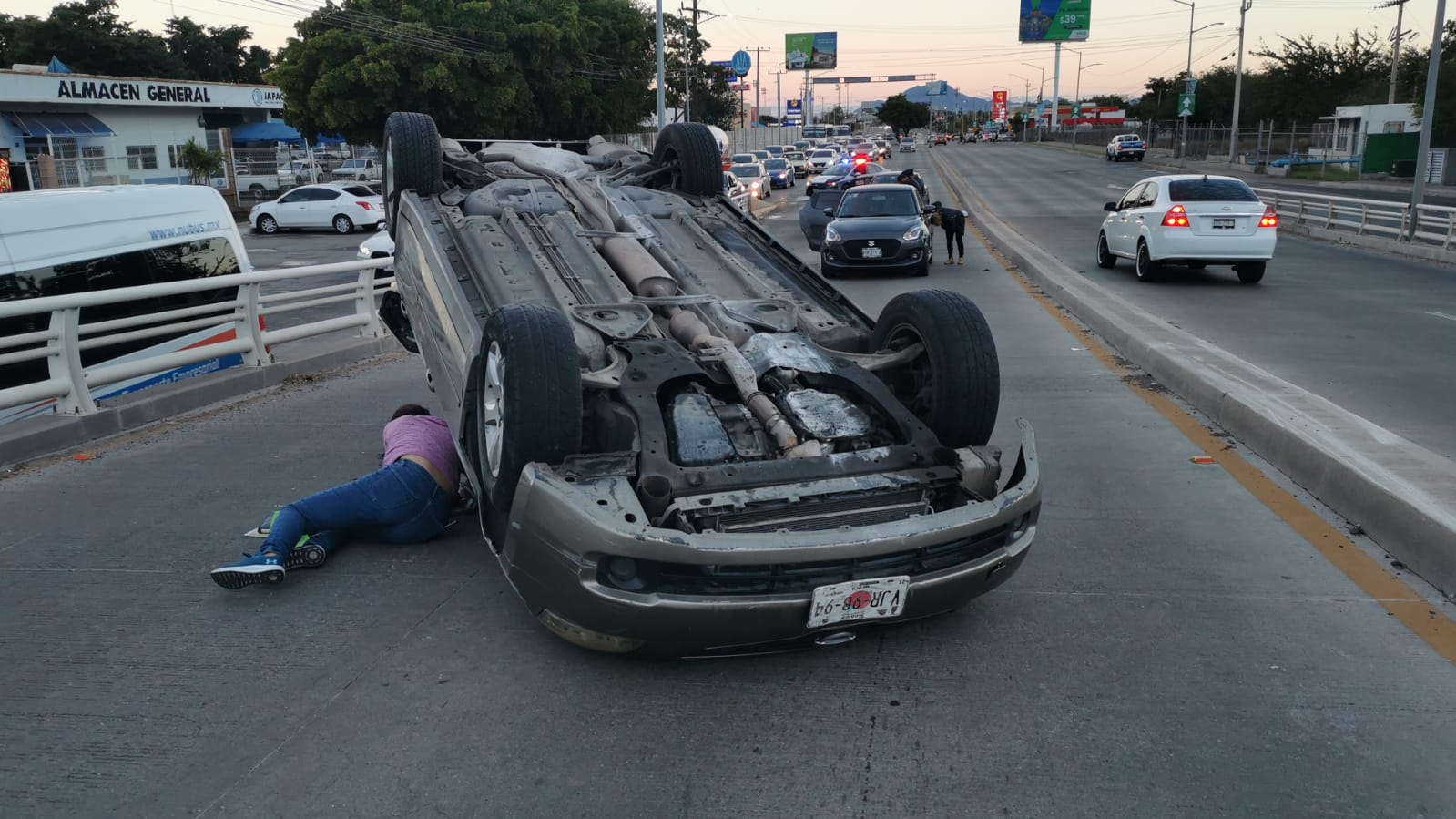 Niño y mujer resultan lesionados durante volcadura cerca de la Central Camionera de Culiacán