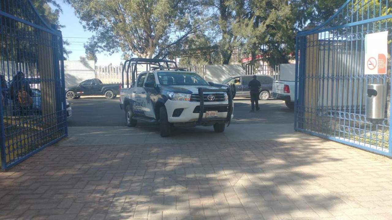 Por denuncia de violación, estudiantes amenazan a joven con arma al interior de universidad en Durango