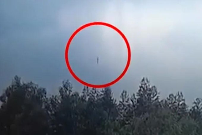 Impactante video: Cae en picada y se estrella avión Boeing en China; iban 132 personas en el vuelo