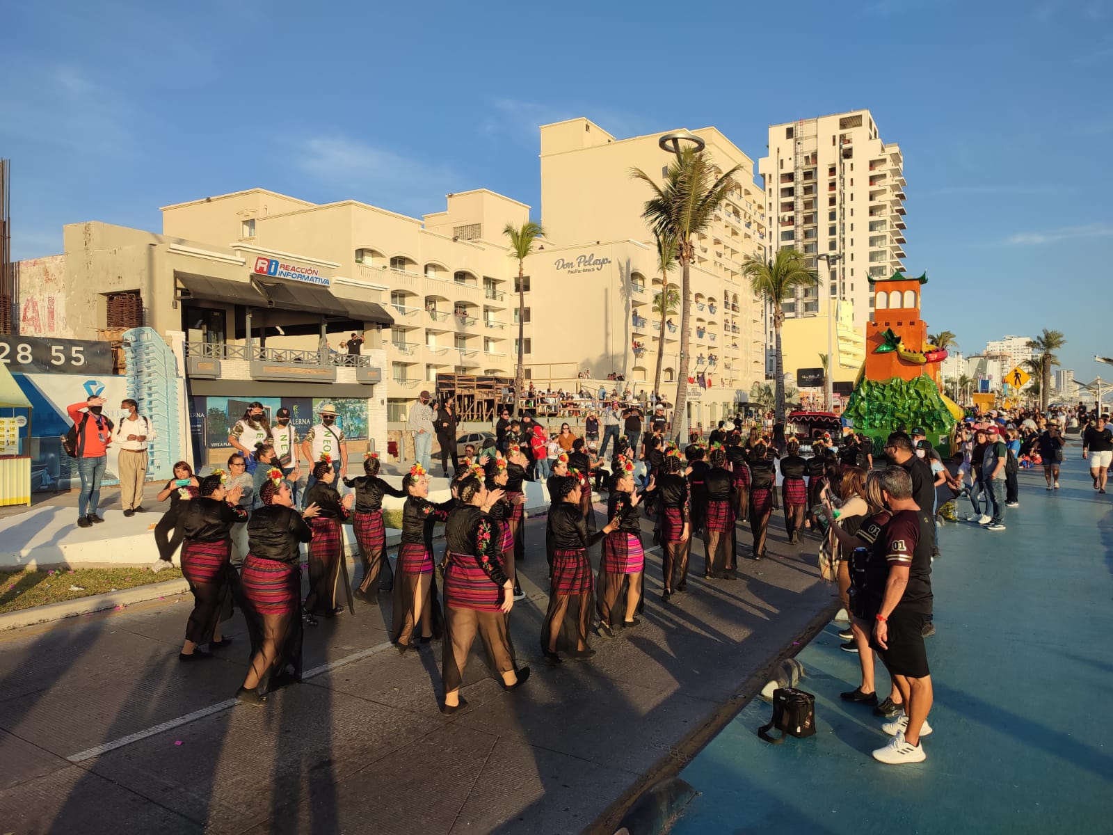 Concluye el Carnaval de Mazatlán con desfile y el descuido de la gente