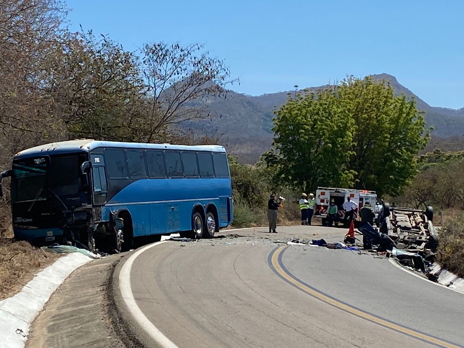 Mueren dos personas al chocar en su camioneta contra autobús en Concordia