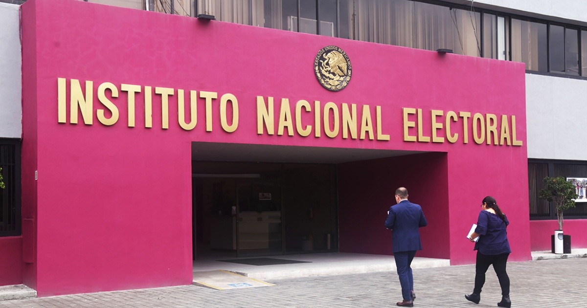 Ordena INE al presidente de México bajar video donde presuntamente llama a votar por Morena