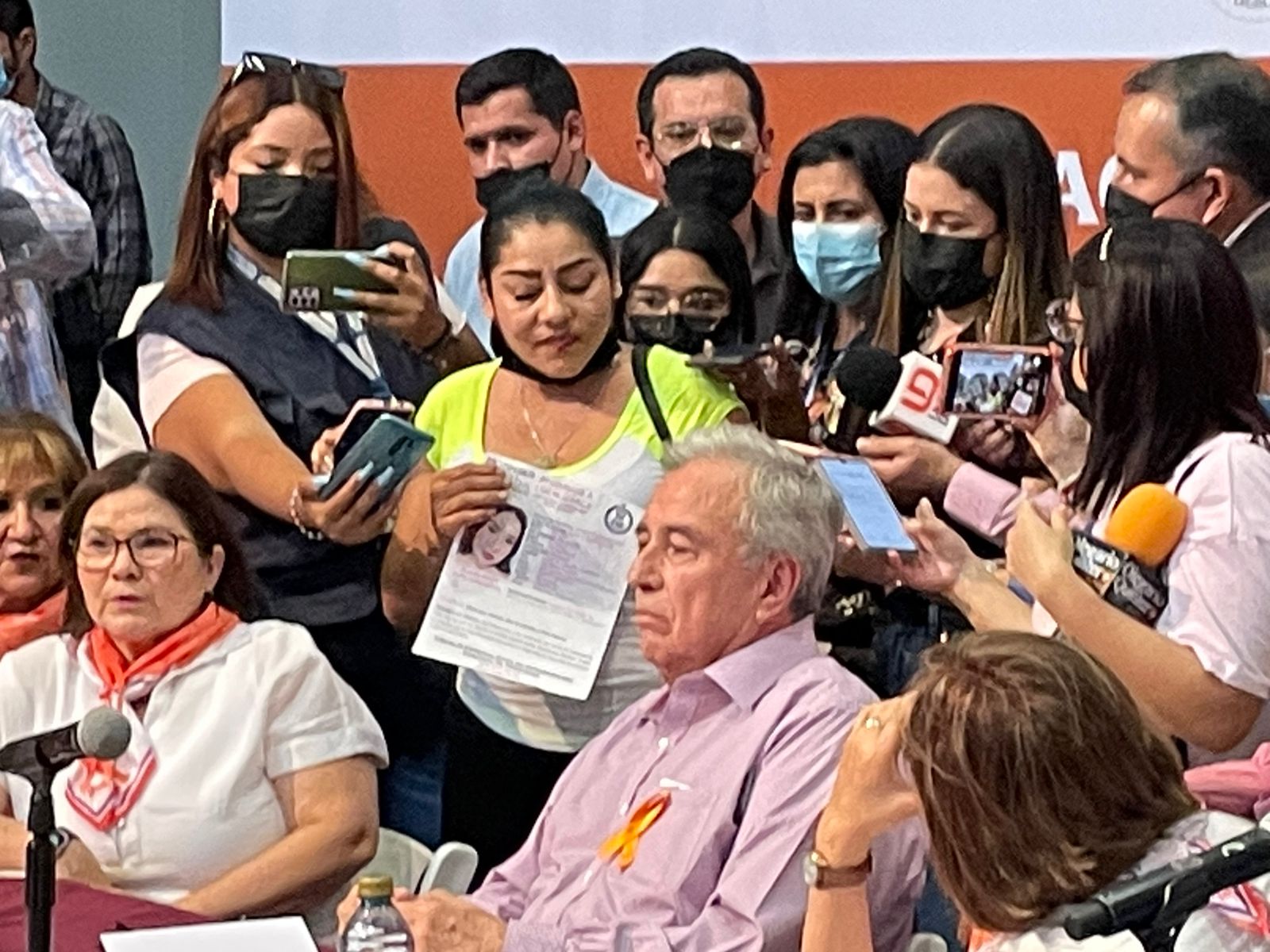 Irrumpe evento madre de joven desaparecida en Mazatlán para pedir hablar con el Gobernador y la Fiscal 