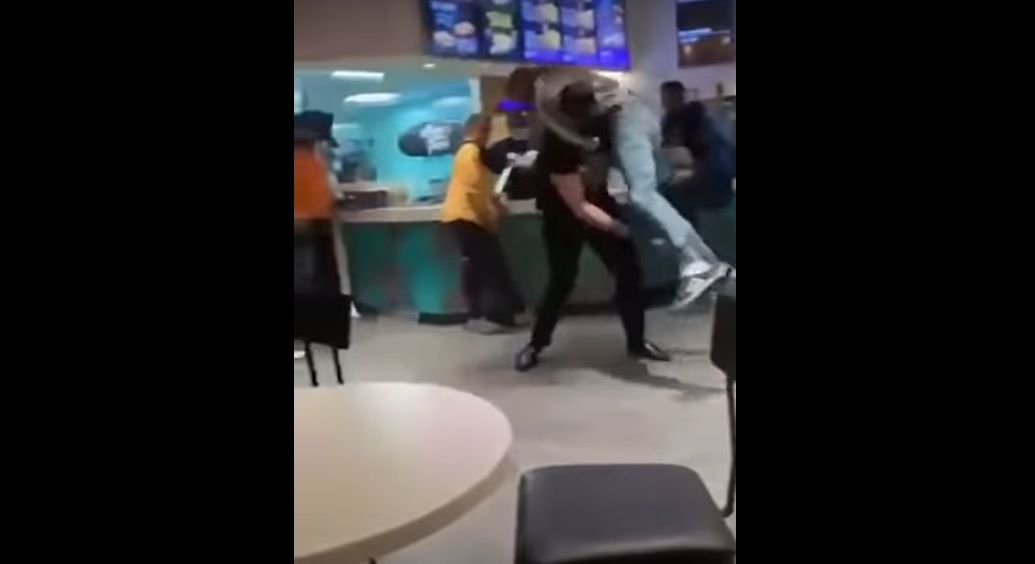 Joven enfurecido termina noqueado, al querer atacar a empleado de Taco Bell en Reino Unido (fuerte video)