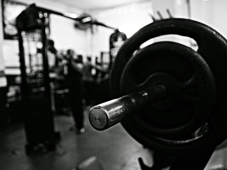 Se viraliza video de hombre que golpea a otro con pesa, tras tropiezo fingido en gym de Australia