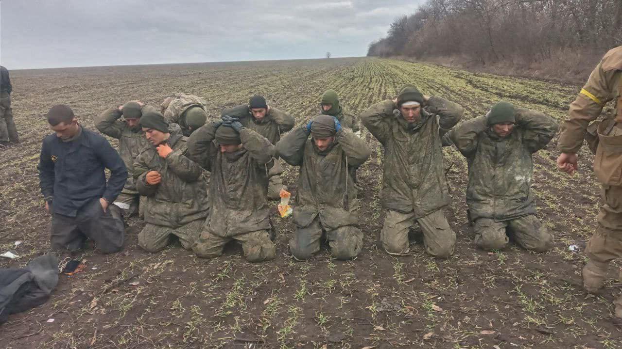 Soldados rusos capturados en Ucrania serán devueltos a sus madres… si van por ellos, propone Kiev