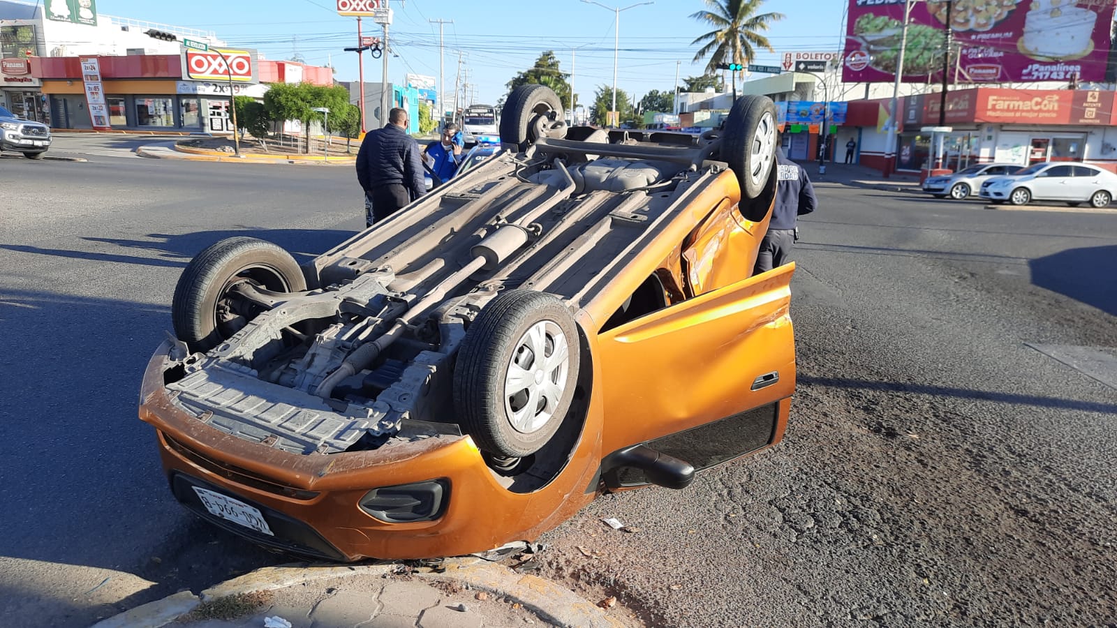 Vuelca vehículo al ser impactado por un carro que se dio la fuga en ...