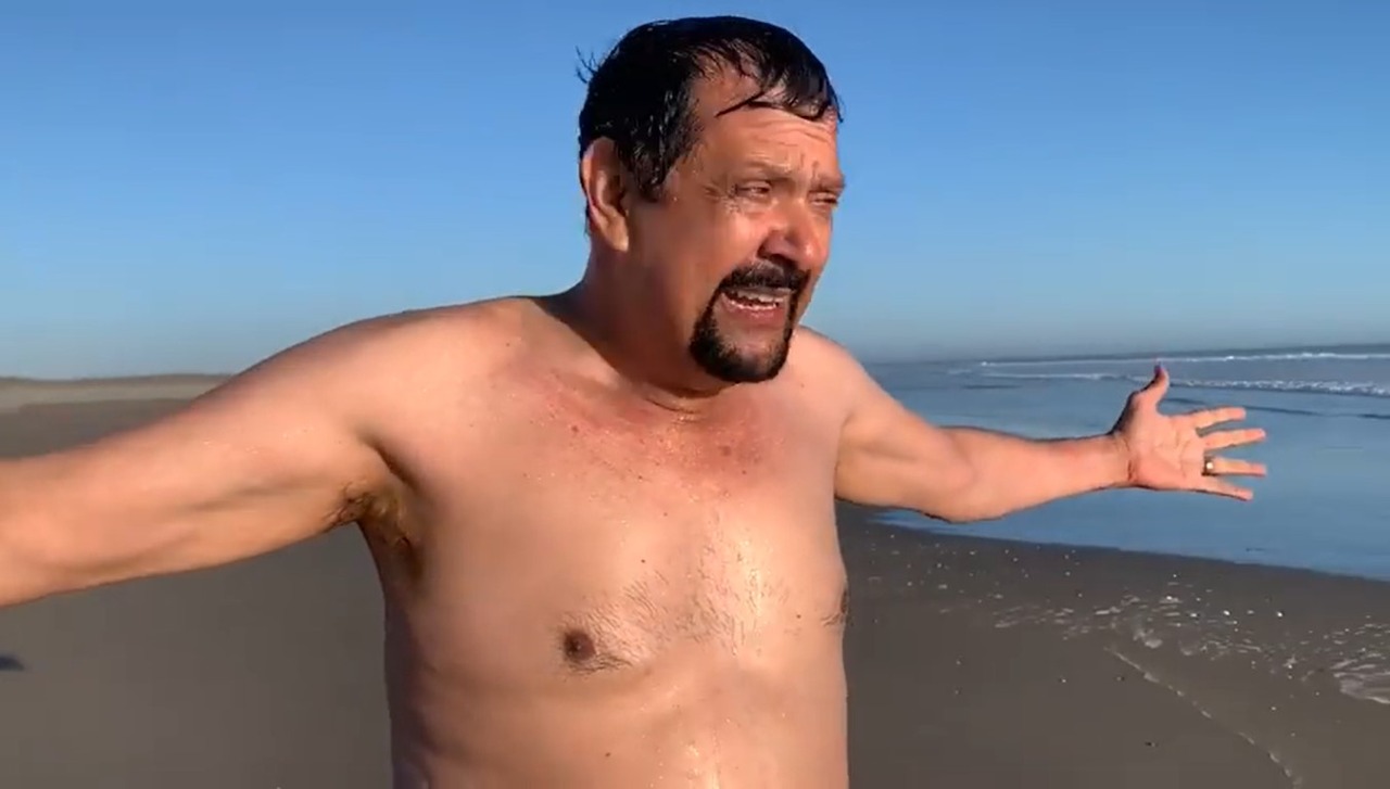 Para promocionar “La Playa de los Bichis”, el diputado Serapio Vargas se desnuda en las redes