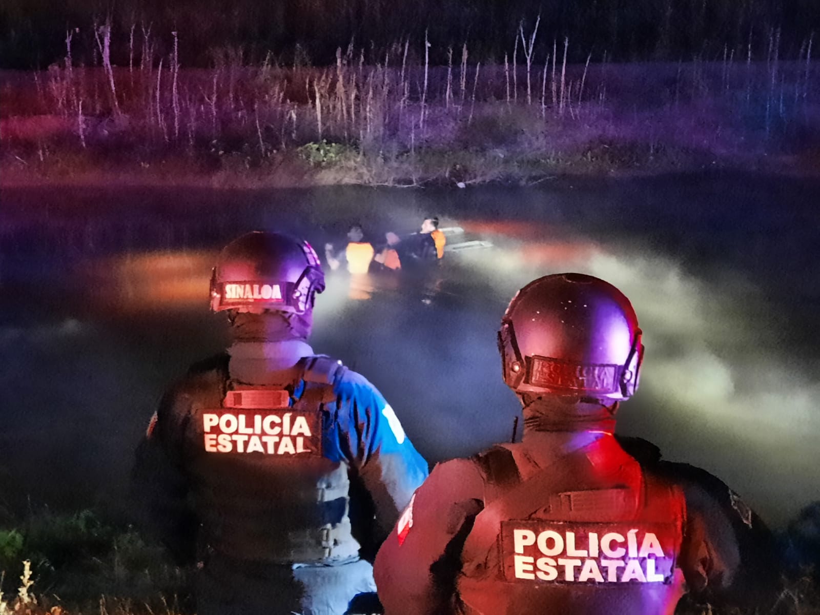 Hombre muere tras caer con todo y camioneta al Canal 7 de Culiacán