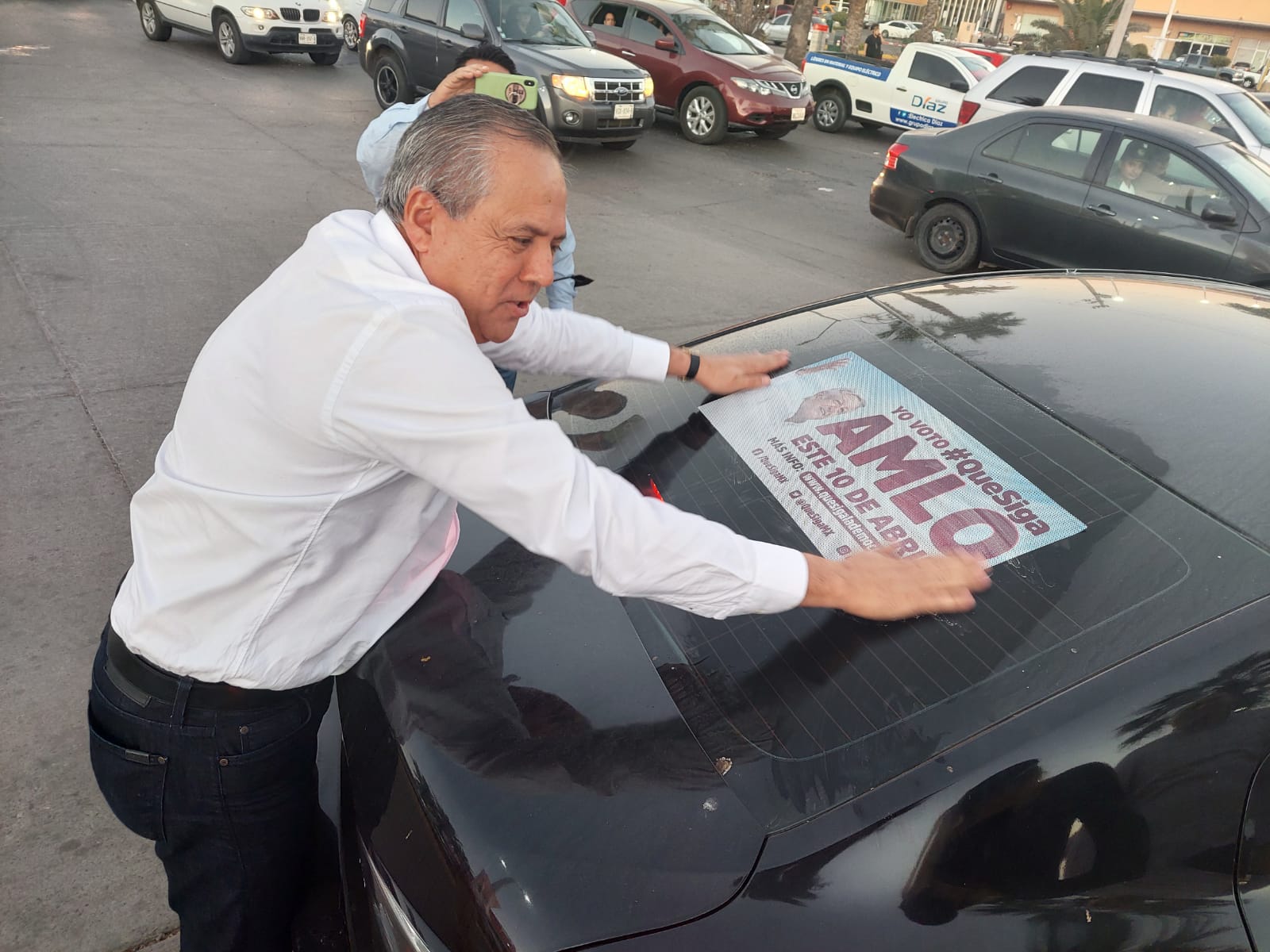 Sale a la calle GVL, a pegar calcas a favor de López Obrador
