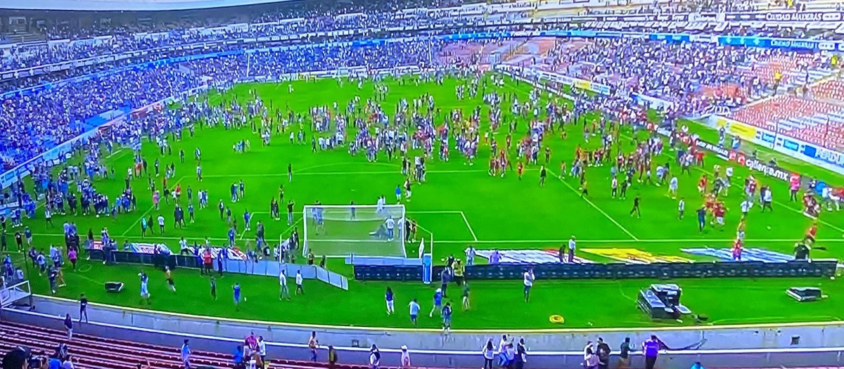 Batalla campal entre fanáticos de Gallos y Atlas provoca suspensión del partido