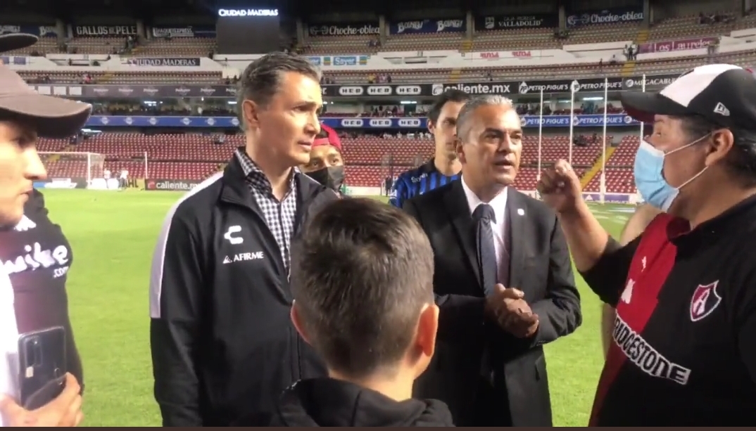 “Esto no es México”: Adolfo Ríos, presidente de Gallos se disculpa con afición