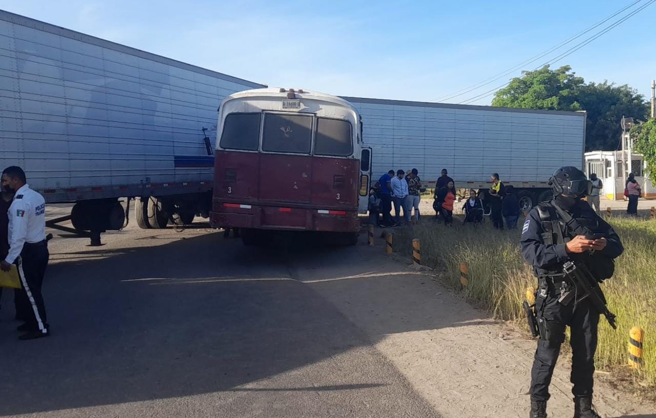 Choca camión de jornaleros contra tráiler en Navolato, hay cinco lesionados leves