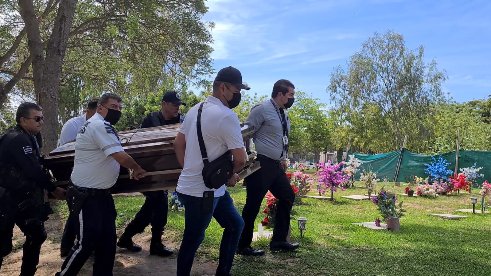 Dan último adiós a Roberto Karlo, policía asesinado afuera de bar en Culiacán