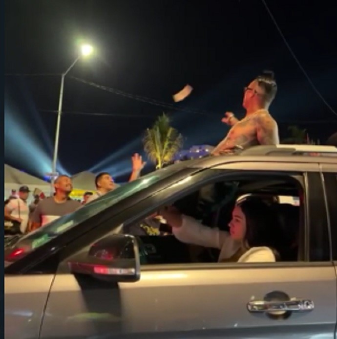 VIDEO: Desde una camioneta regalaban dinero en la Zona Dorada de Mazatlán