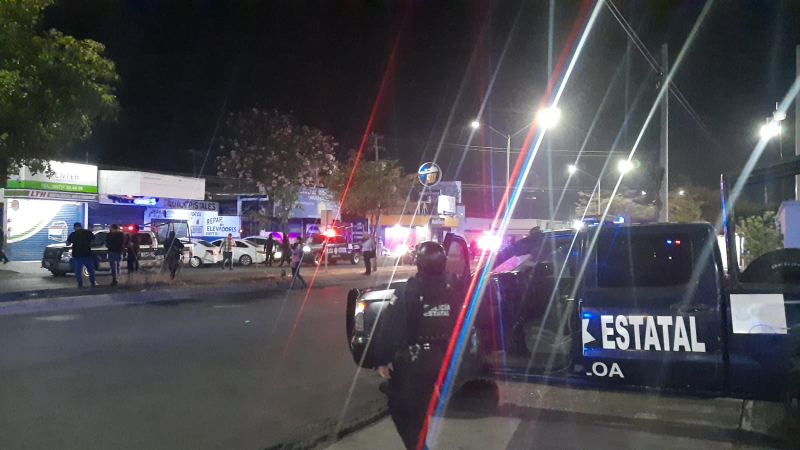 Muere mujer en fuego cruzado tras atentado en bar de Culiacán; hay dos policías heridos