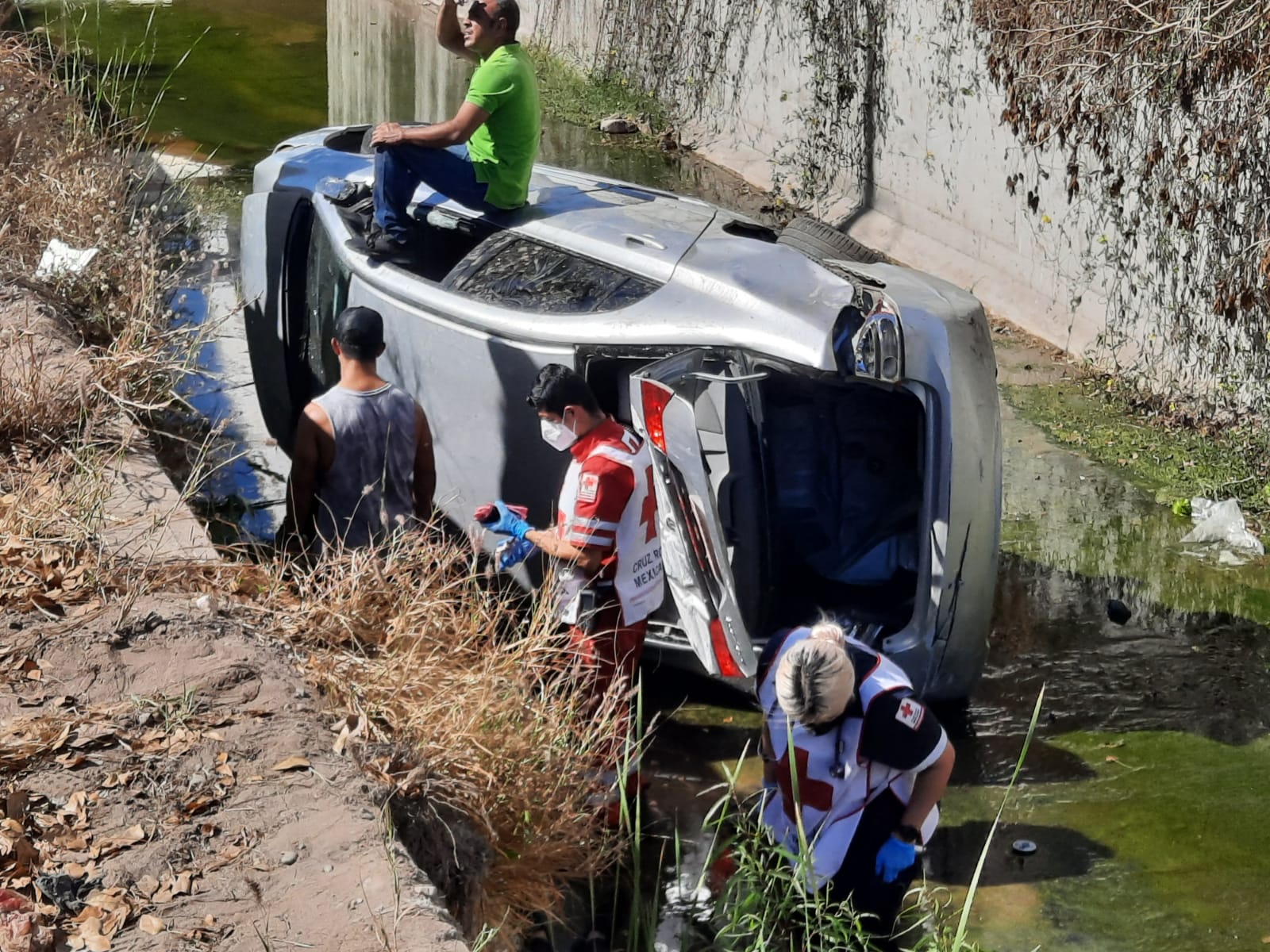 Mujer pierde el control de su vehículo y termina en el interior de un ...