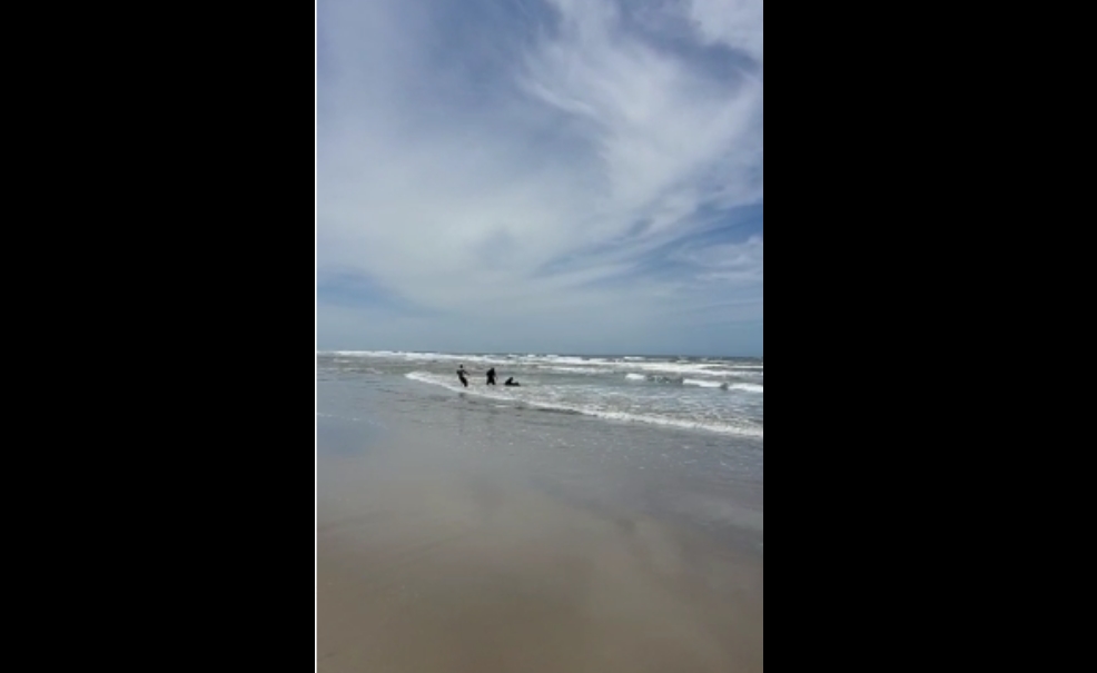 ¡Heroísmo! Policía de Ahome salva de morir ahogados a niño y adulto en playas Las Salinas