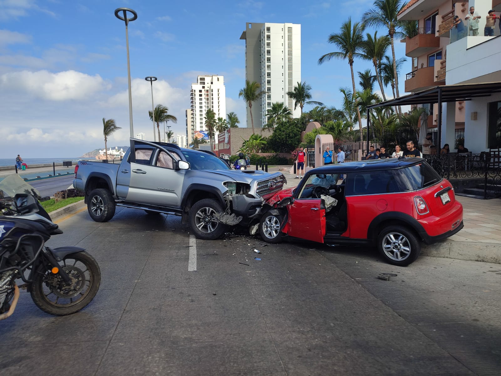 Se va en sentido contrario y se impacta con otro automóvil en la Avenida del Mar, en Mazatlán