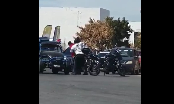 (VIDEO) Sujeto se hace perseguir por tránsitos, se trama a golpes y es detenido en Culiacán