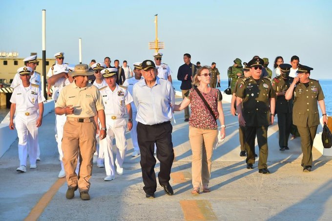 Tras cuatro horas de viaje en barco, llega AMLO a las Islas Marías