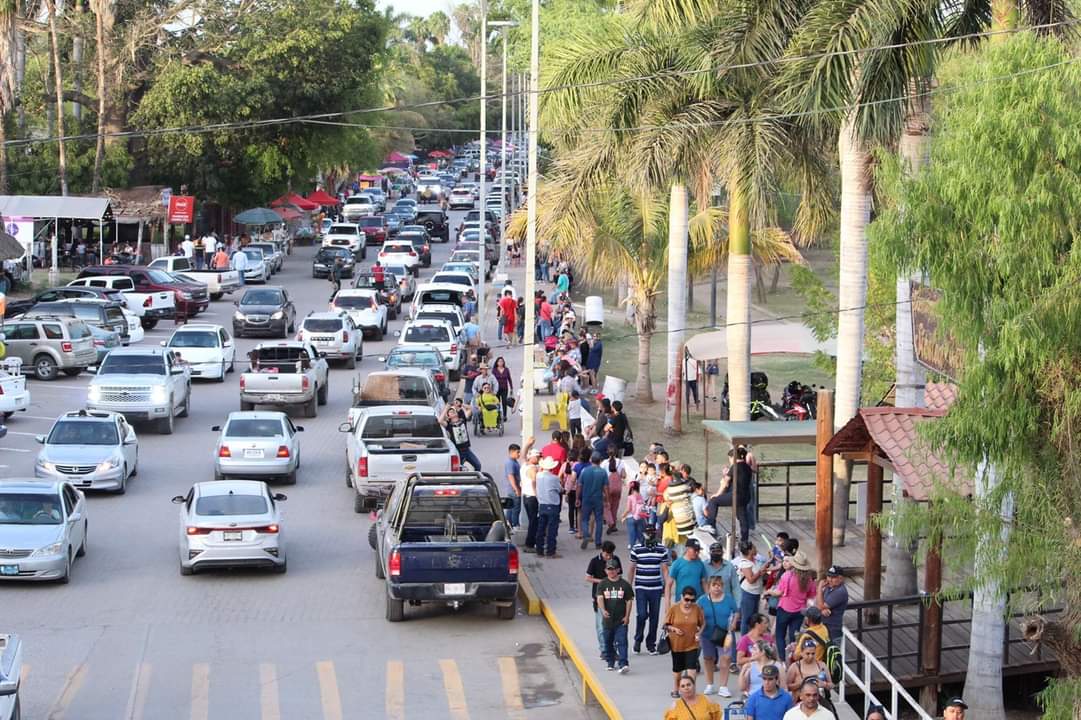 Treintañero termina en barandilla por desnudarse en el Malecón de Sinaloa municipio