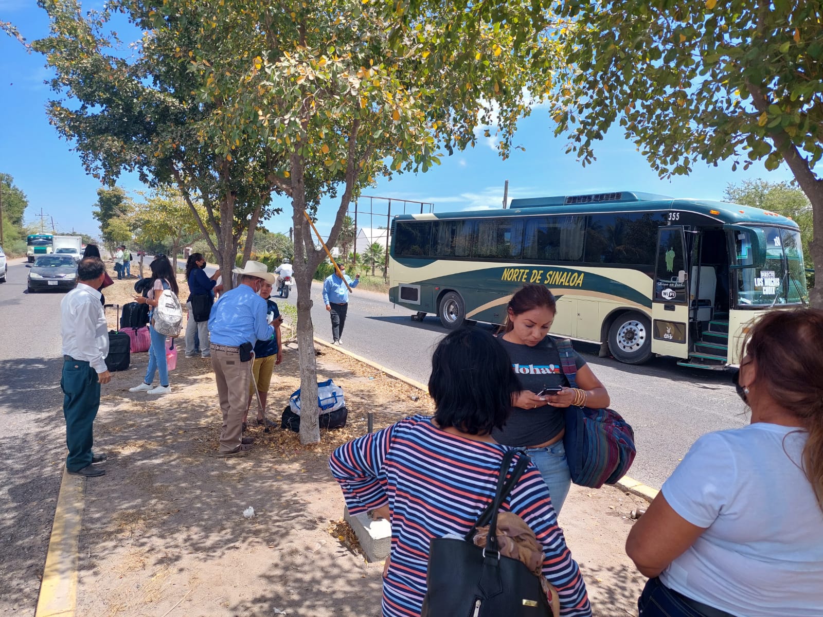 Tremendo susto se llevan pasajeros de un camión con ruta de Choix a Los Mochis, al que le tronó el eje