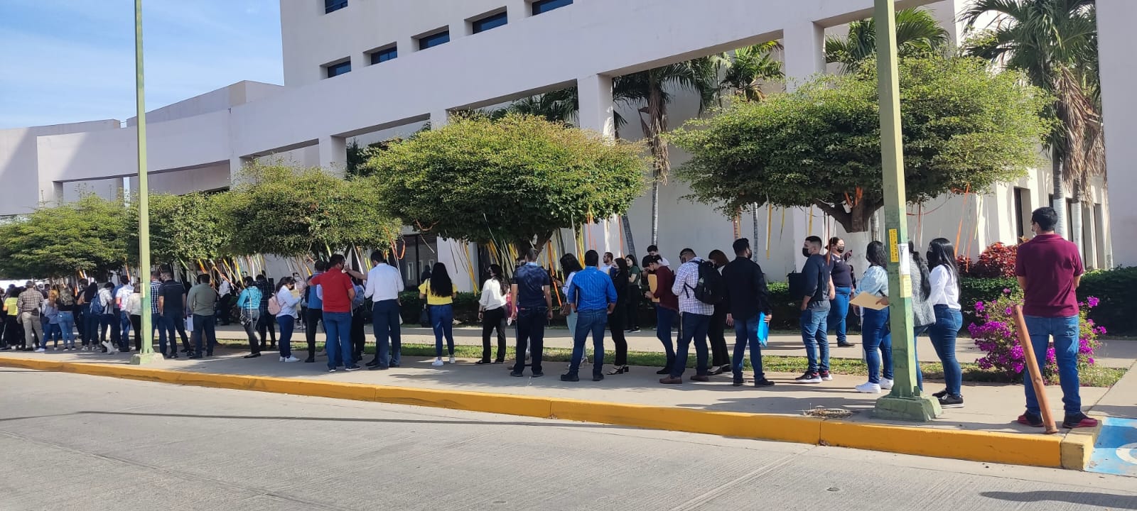 ¡Largas filas! Muchos jóvenes quieren ser peritos, investigadores y MP en Sinaloa