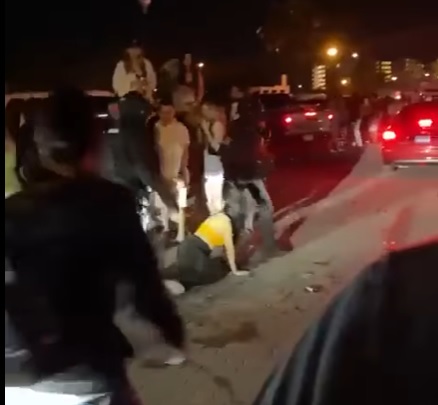 (VIDEO) Abuso policial | Del cabello policías arrastran a jovencitas en Mazatlán