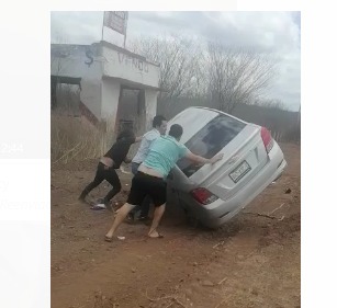 (VIDEO) Ebrios esquivan un trailer, un autobús y ponen en peligro a otros automovilistas; terminan volcados
