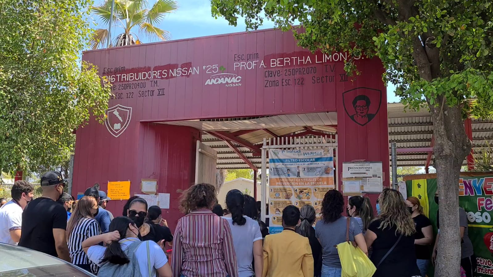 PELIGRO| Escuela de Culiacán está sobre tuberías en riesgo de colapsar y temen que un socavón se trague a los niños