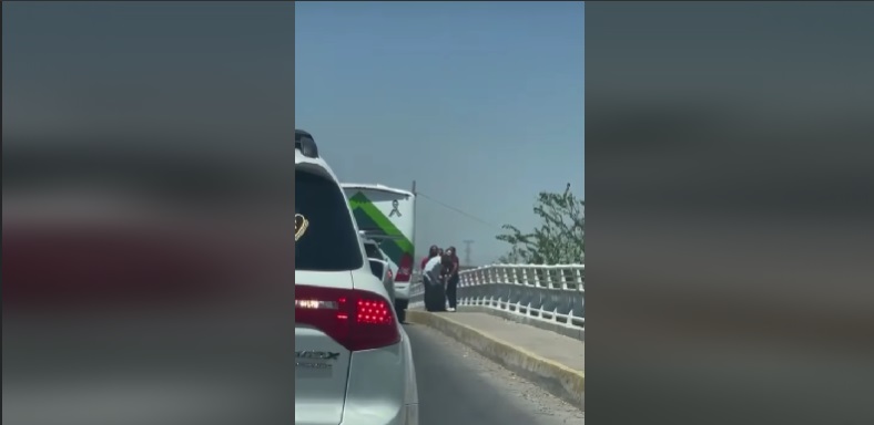 “Es de los mejores choferes”; los de las camionetas no hicieron alto y casi le chocan: Camioneros&nbsp;